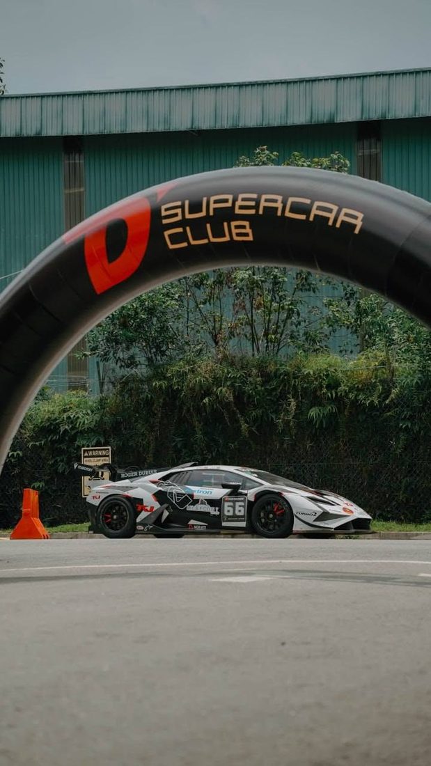 Lamborghini Huracán race car under the D'Concept Supercar Club arch