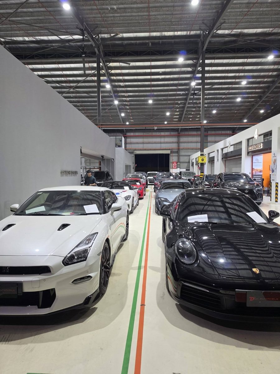 Nissan GT-R and Porsche 911 used cars on display at D'Concept