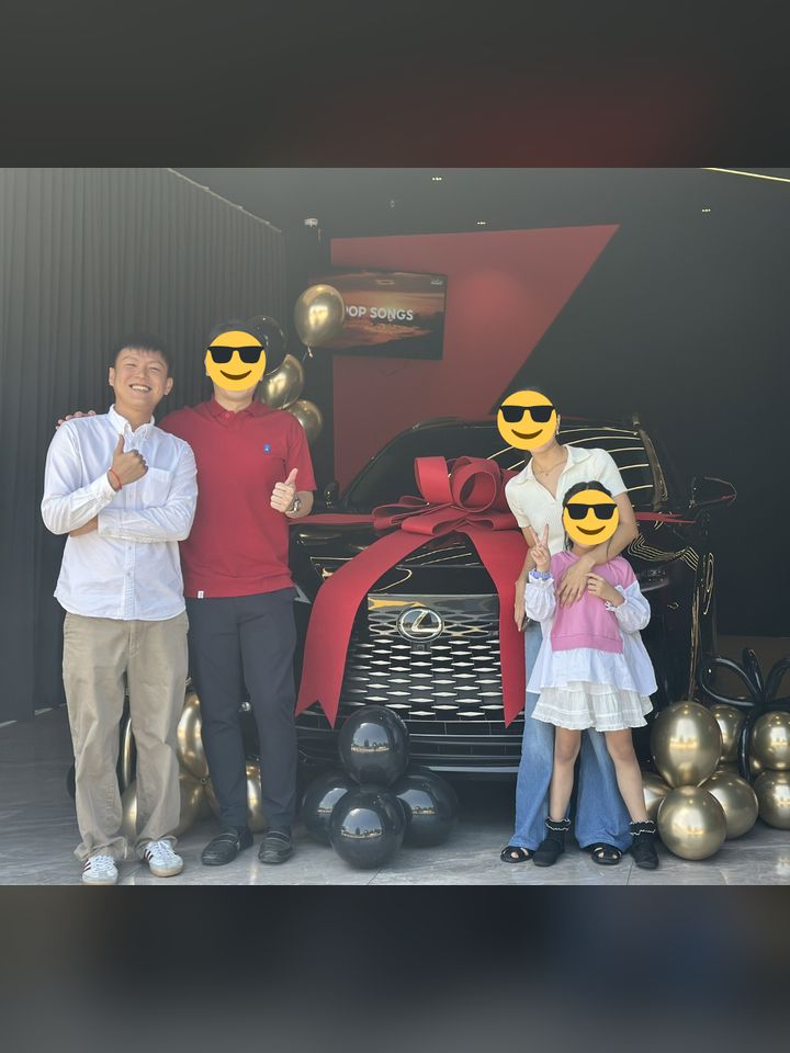 Lexus handover with a customer family
